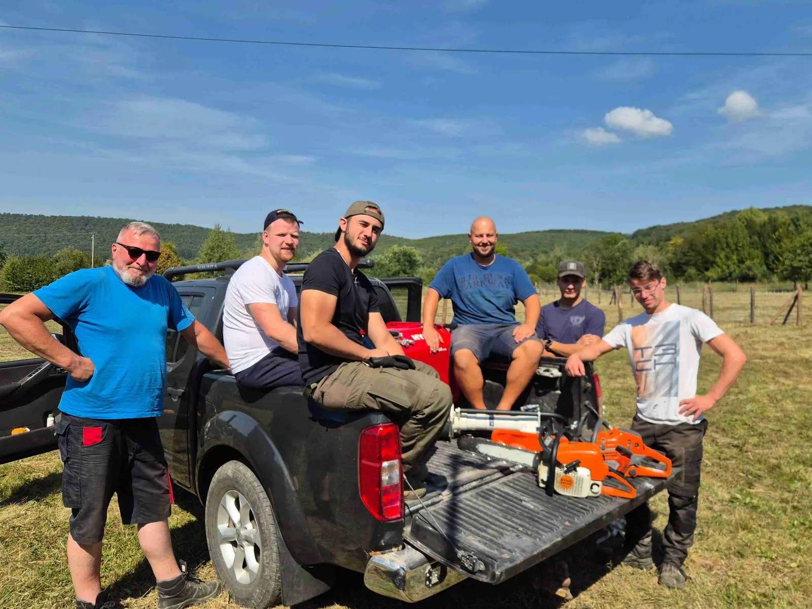 Helferteam auf dem Pickup